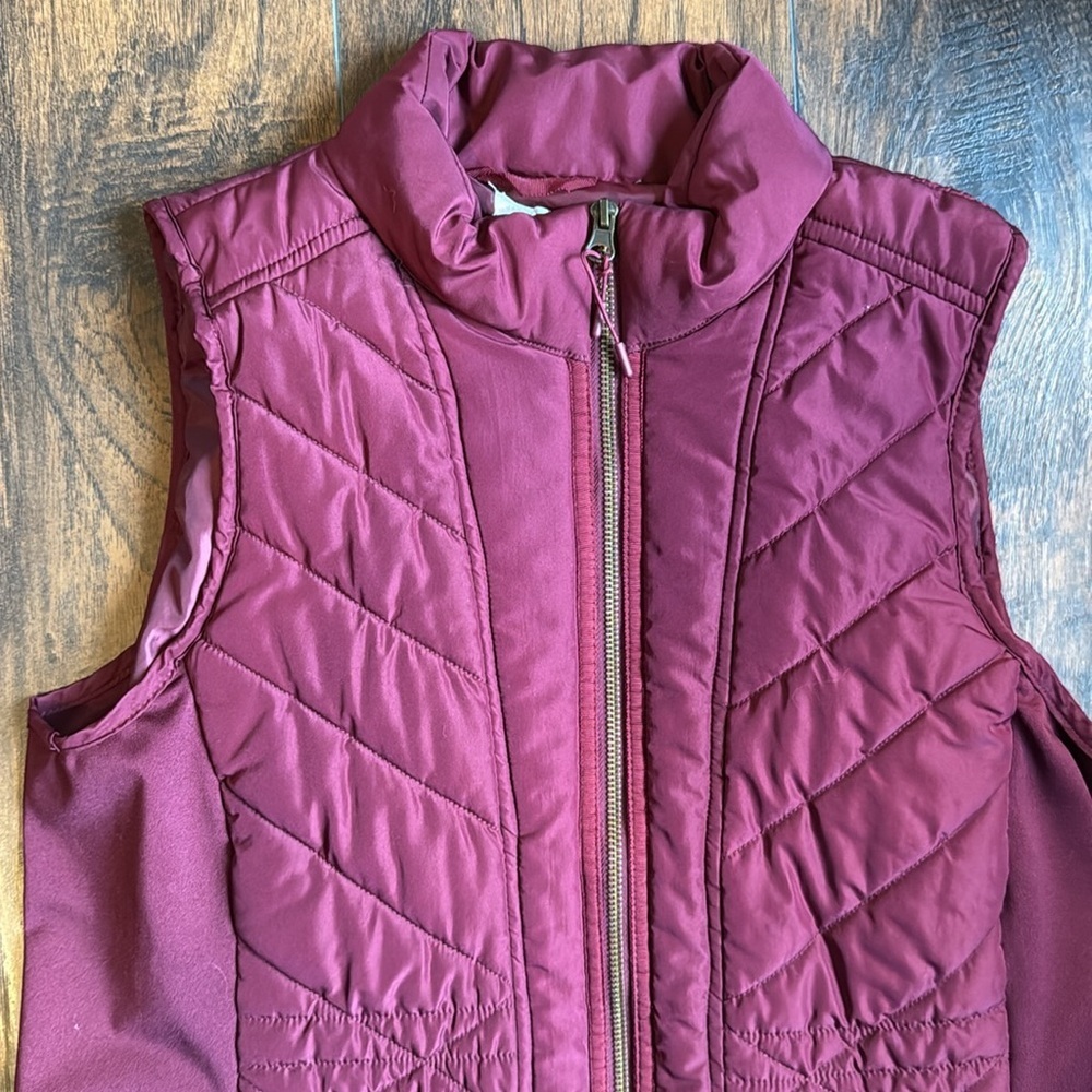 Maurices Quilted Zip-Up Vest Maroon size L (D4) - Picture 2 of 4